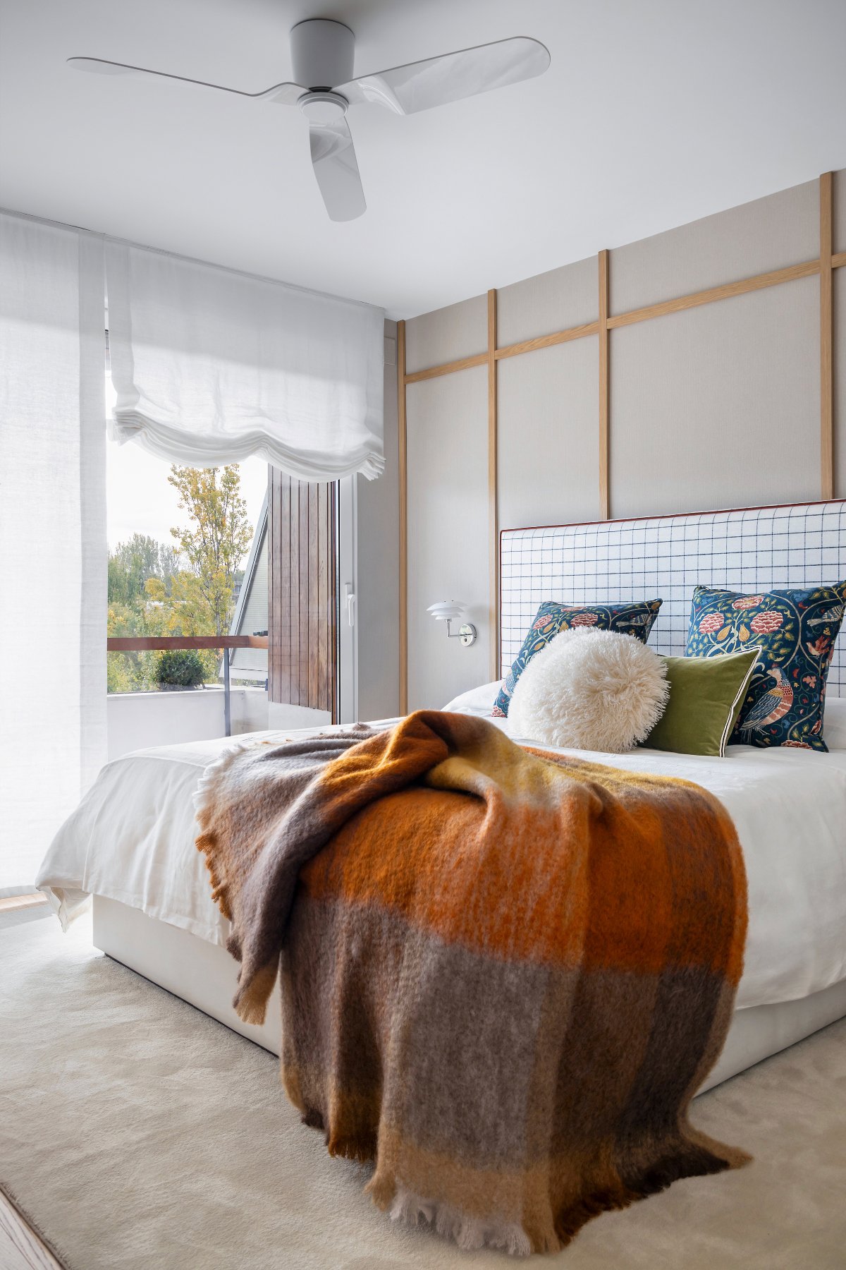 Dormitorio con molduras de madera en la pared del cabecero