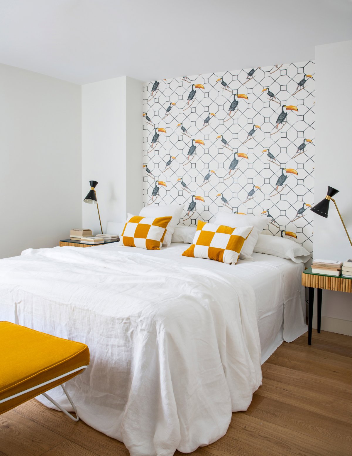 Dormitorio con papel pintado de tucanes