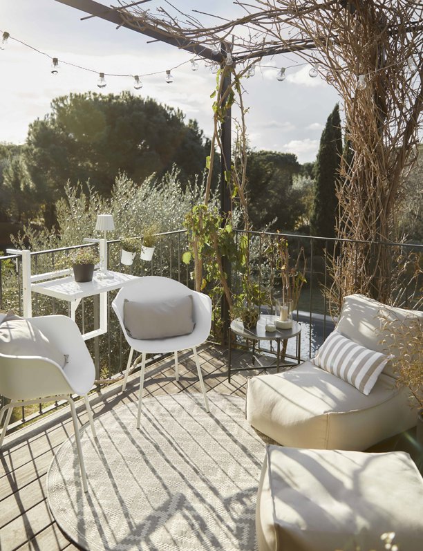 Ideas con macetas colgantes que convierten tu balcón en un auténtico jardín