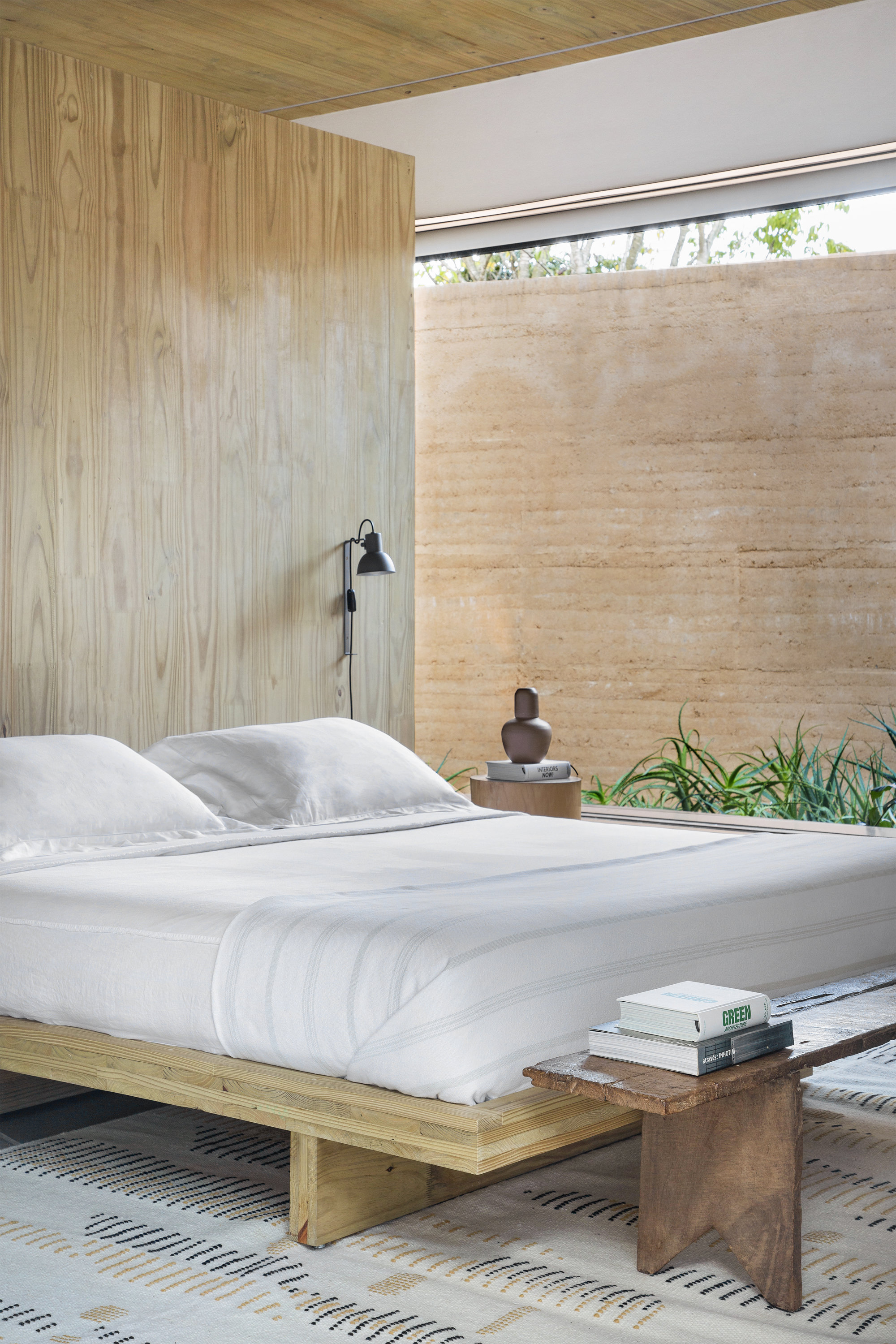 Dormitorio con pared de cabecro de madera
