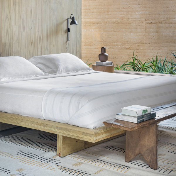 Dormitorio con pared de cabecro de madera