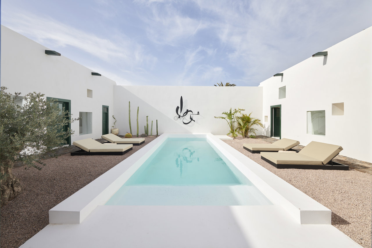 Las dos unidades alojativas de Casa Montelongo comparten el patio con piscina de estilo tradicional canario.