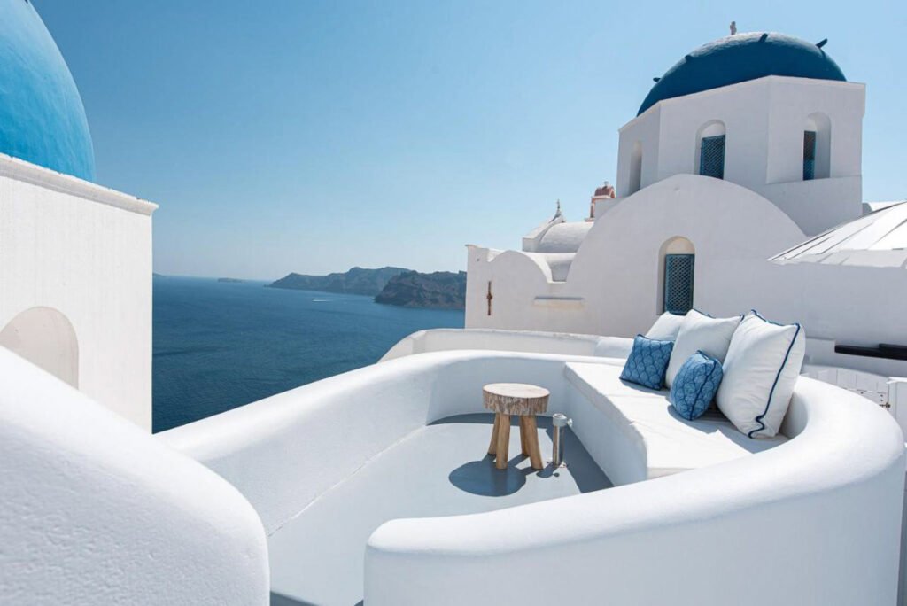 Terraza de estilo griego en blanco y azul