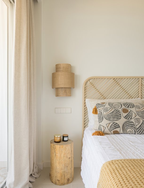 Dormitorios con cabecero de fibras naturales: la alternativa a la madera más acogedora y en tendencia