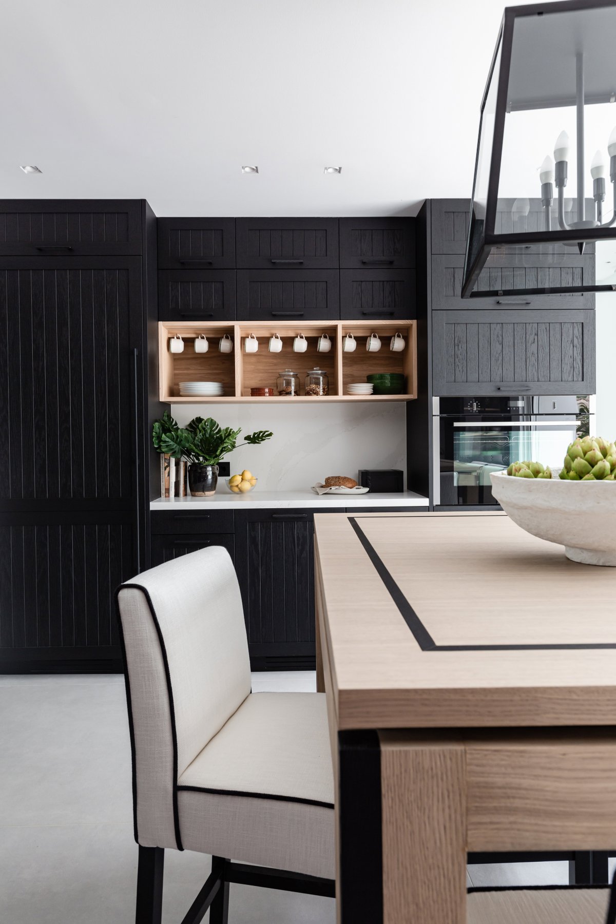Cocina rústica con muebles de madera pintados en negro