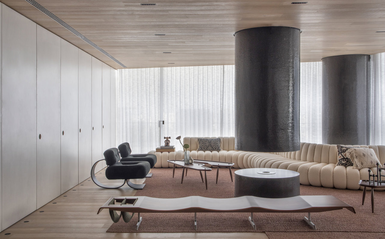 El gran sofá ondulante con el acabado tan de tendencia bouclé, es un diseño del estudio y es la pieza estrella del proyecto.