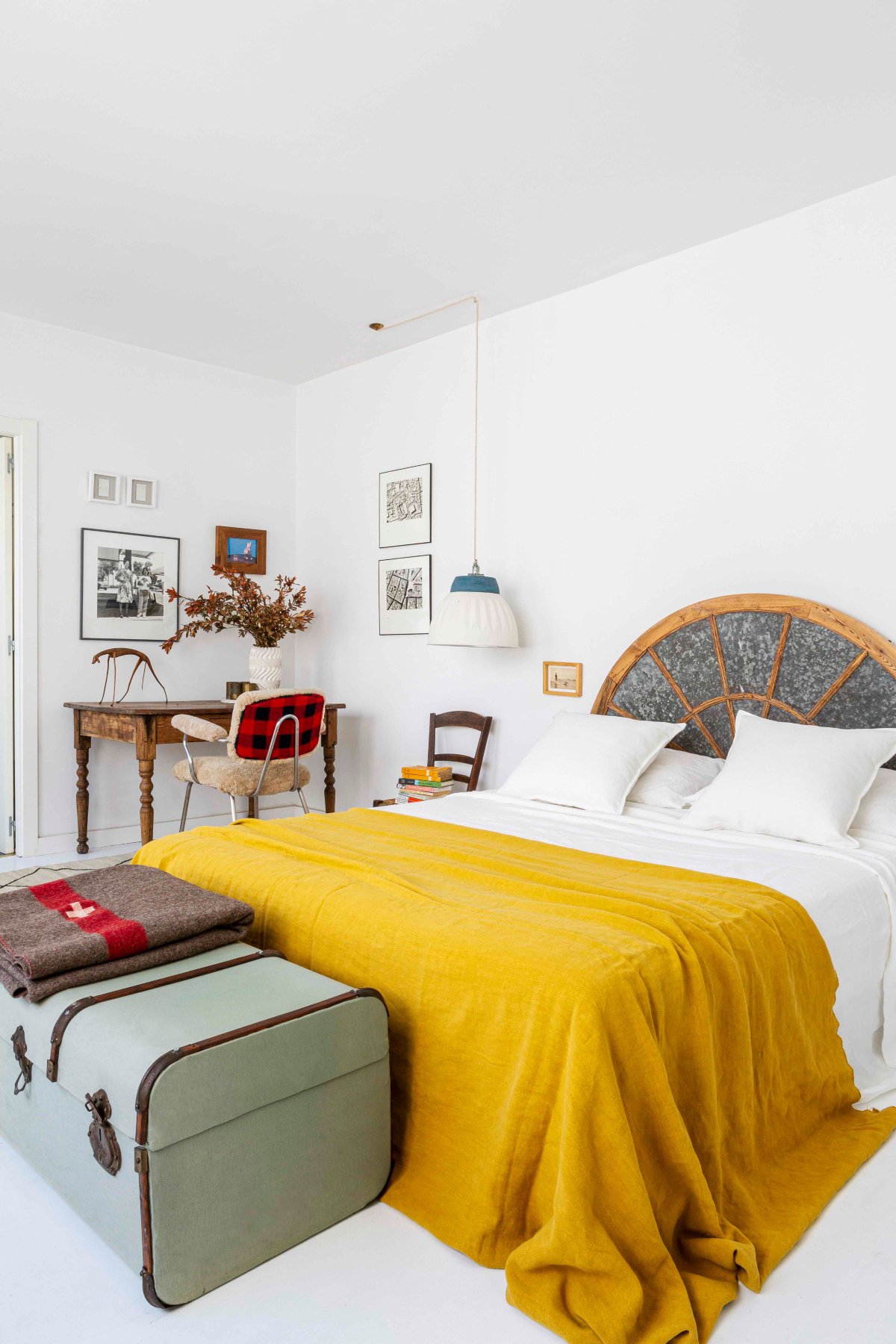 Dormitorio vintage con textil en amarillo y blanco