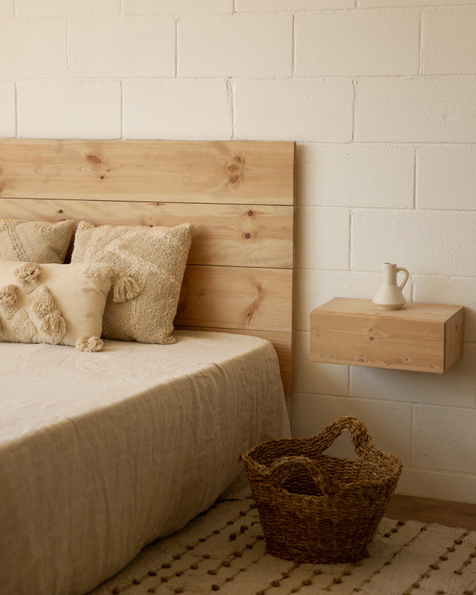 Dormitorio de cabecero de madera y mesilla del mismo material