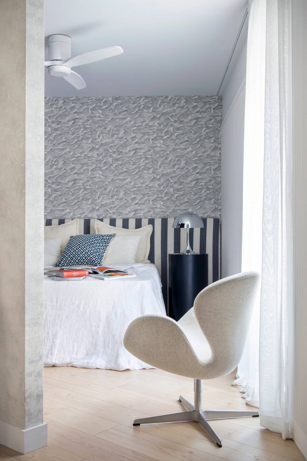 Dormitorio en tono blanco y rayas azules