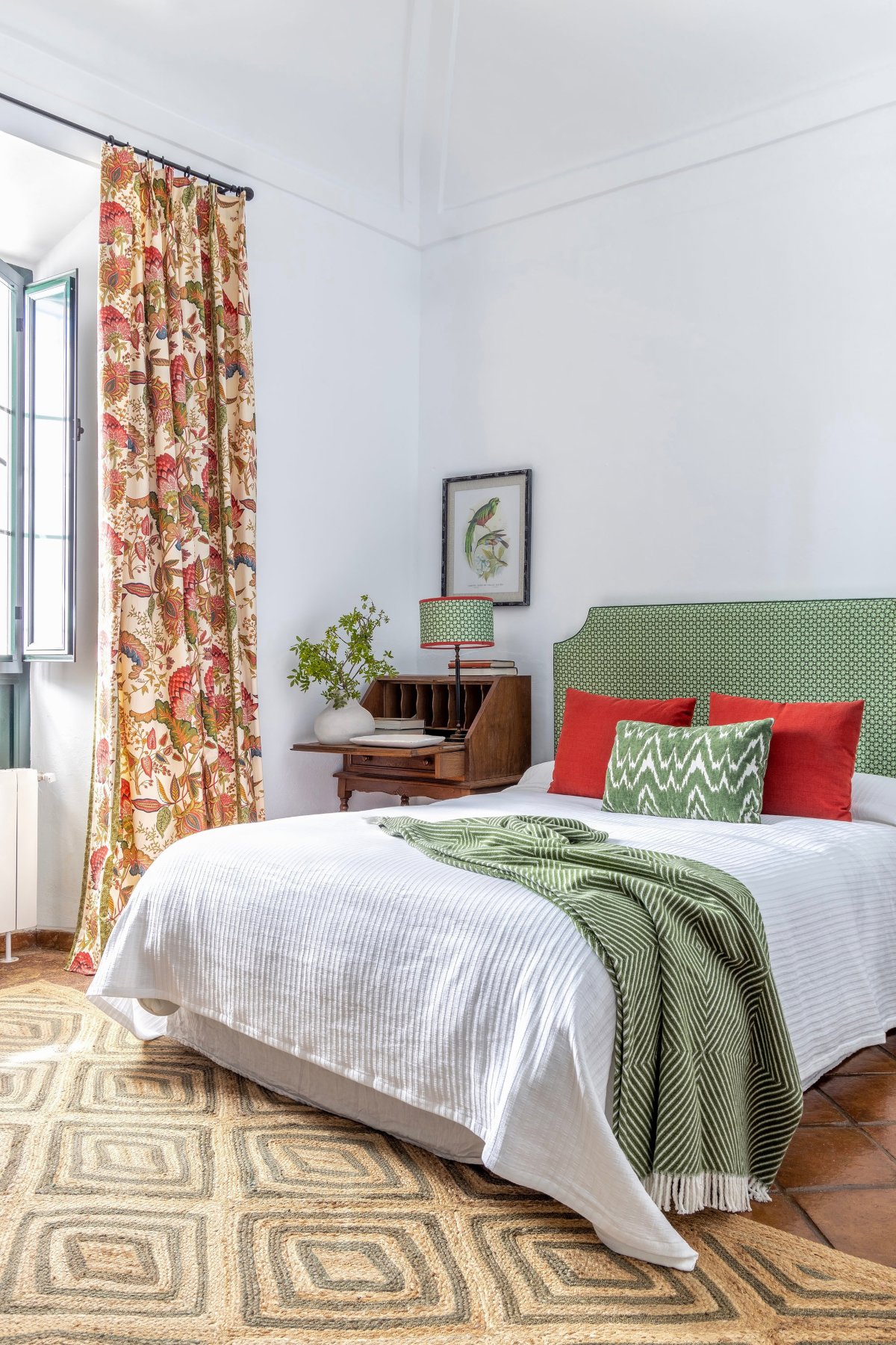 Dormitorio en tonos verdes y de flores
