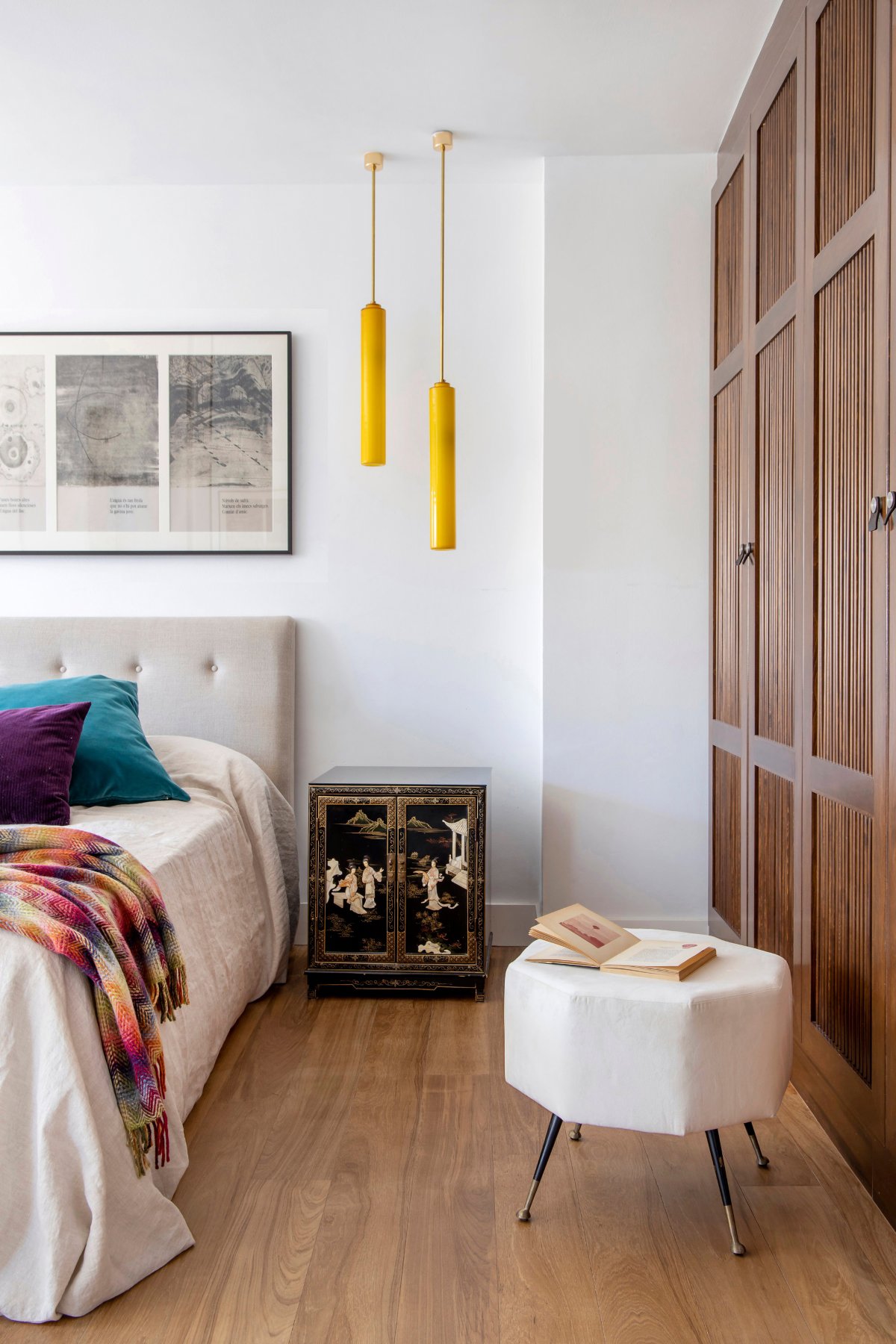 Dormitorio en tonos beige con armario empotrado de madera