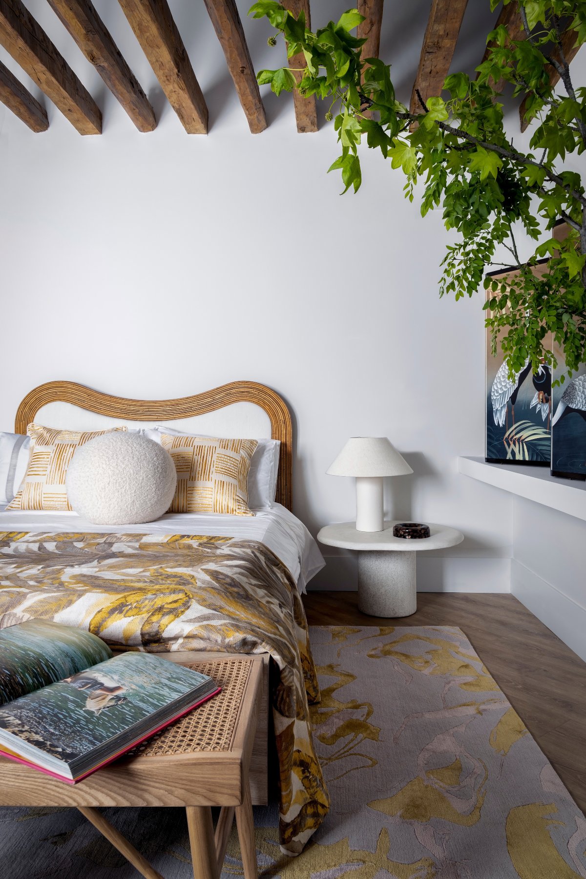 Dormitorio con estampado floral, madera y plantas