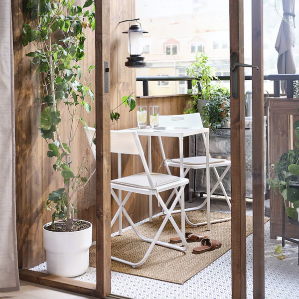 Extra de calidez para tu terraza pequeña con la alfombra de IKEA (para interior y exterior) de estilo natural
