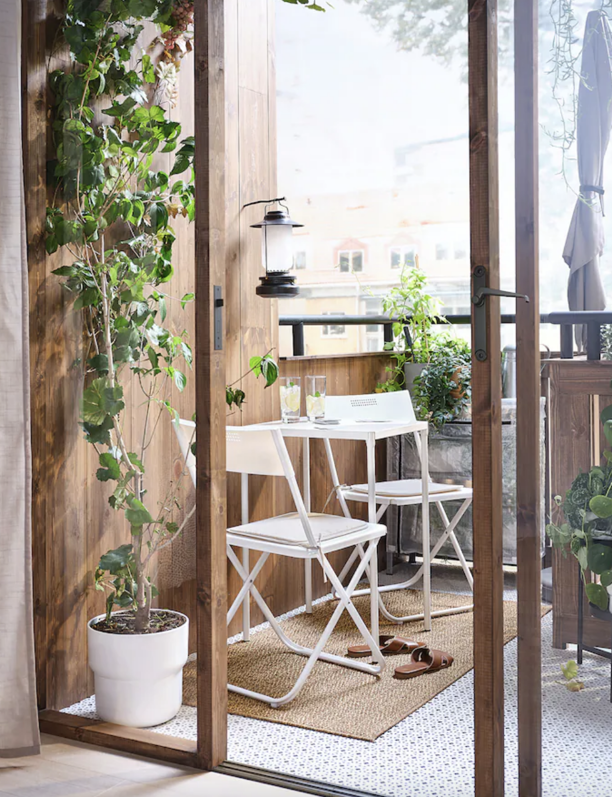 Extra de calidez para tu terraza pequeña con la alfombra de IKEA (para interior y exterior) de estilo natural