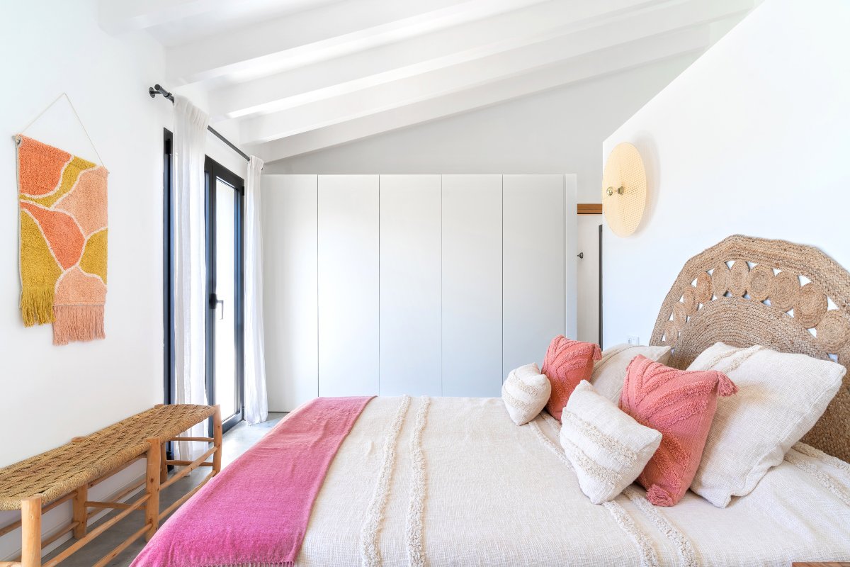 Dormitorio en blanco, rosa y madera