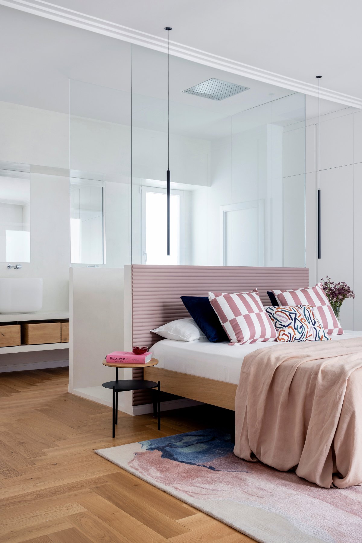 Dormitorio en tono rosa palo con madera y baño unido