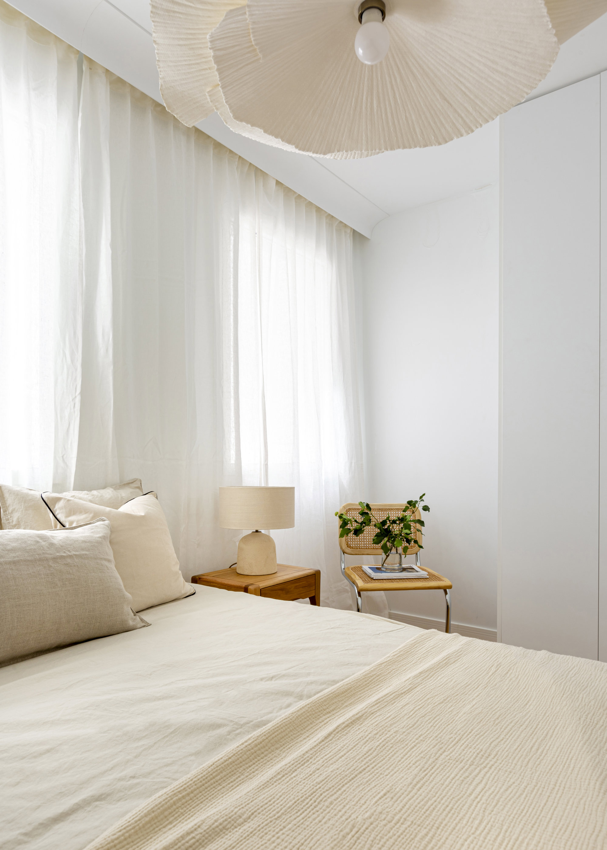 Un dormitorio luminoso en tonos claros