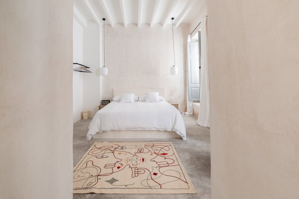 Dormitorio blanco encalado alfombra color