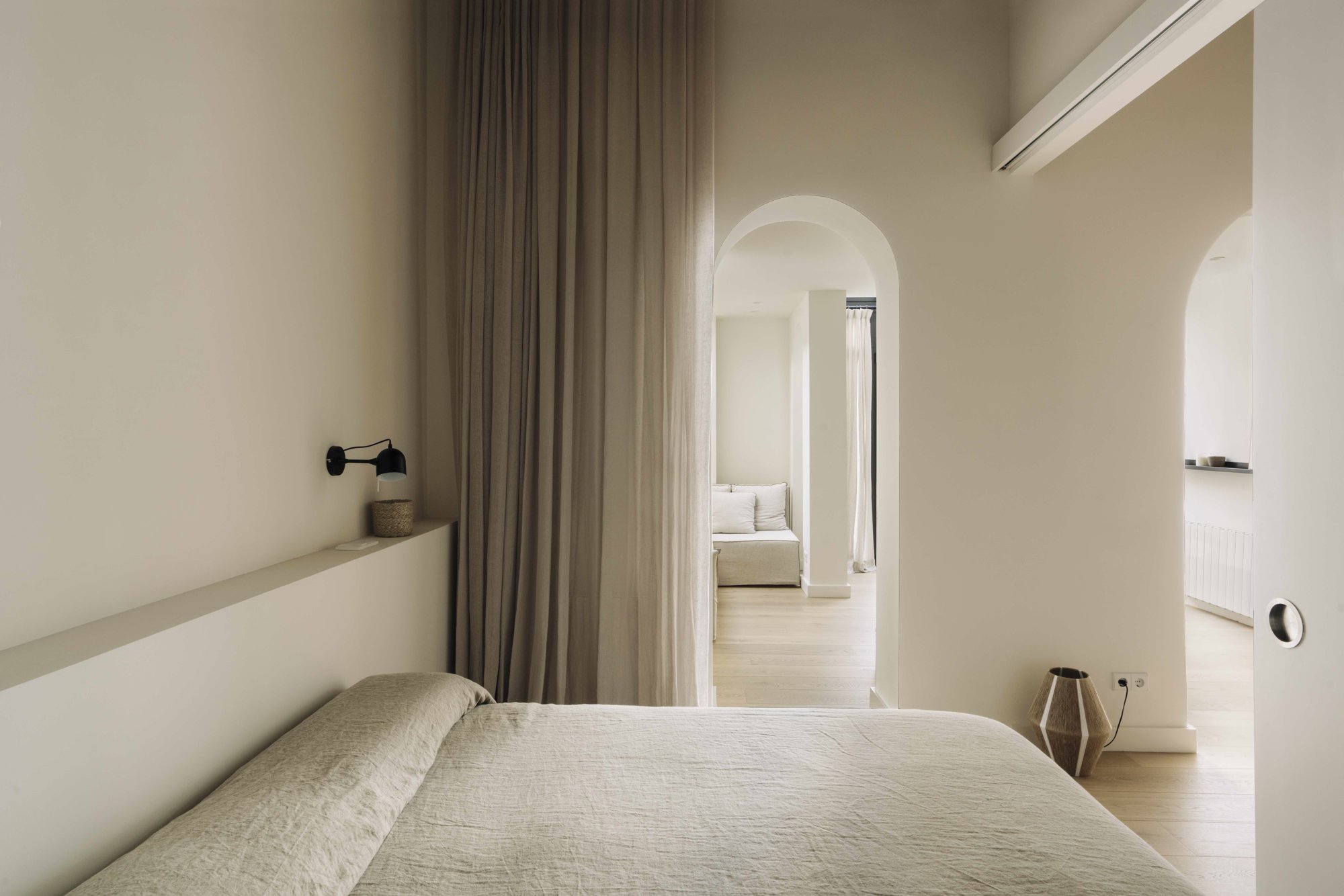 Dormitorio cabecero obra integrado color blanco