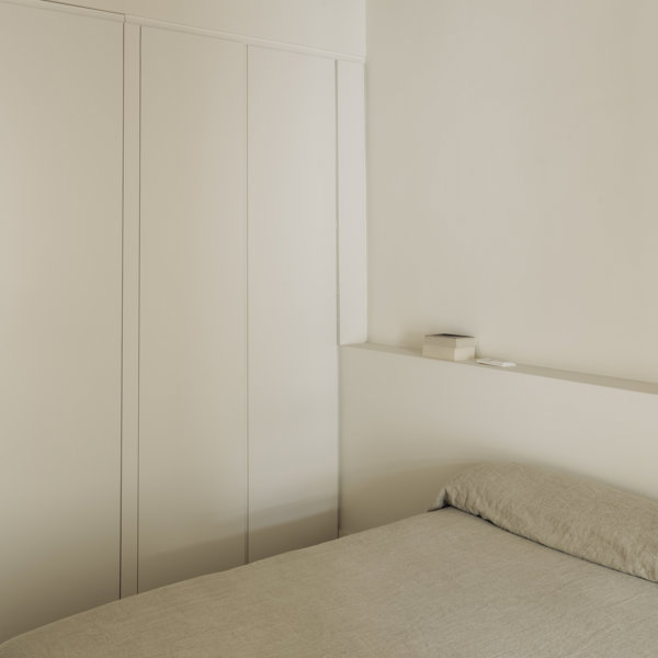 Por qué NO decorar la pared del cabecero: 20 ideas de dormitorios blancos, lisos y muy acogedores 