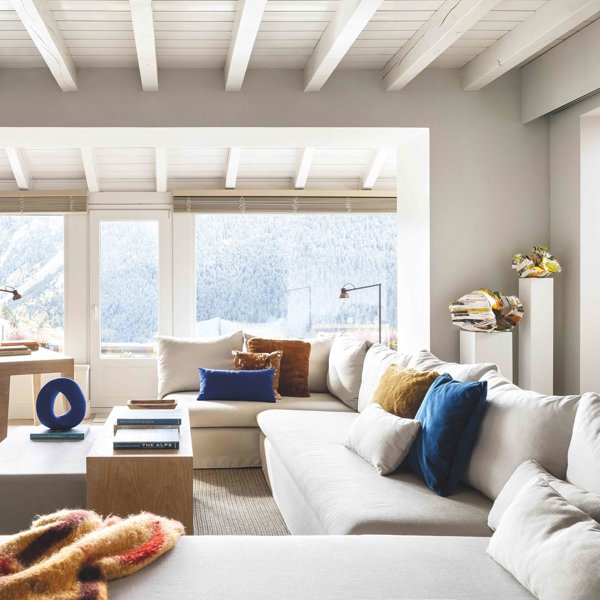 Arquitectura alpina y decoración contemporánea: esta casa en la montaña abre sus estancias y se rinde a la claridad