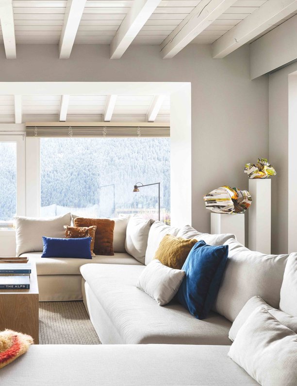 Arquitectura alpina y decoración contemporánea: esta casa en la montaña abre sus estancias y se rinde a la claridad