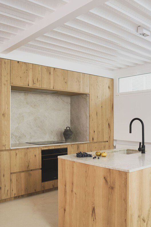 Cocina minimalista panelada en madera