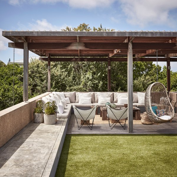 7 terrazas modernas con césped artificial que nada tienen que envidiar al natural