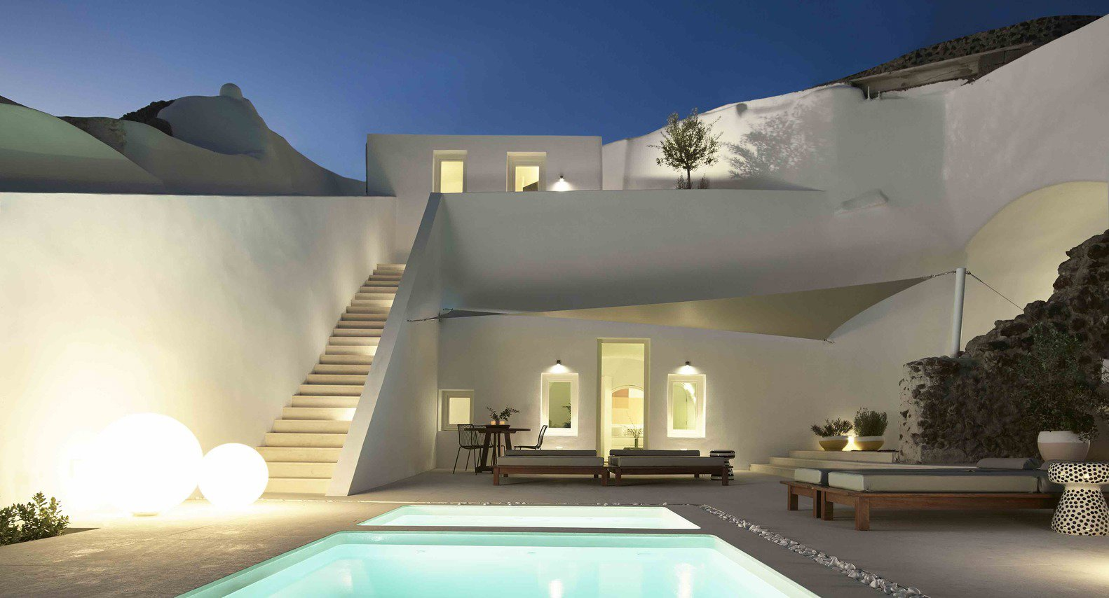 Casa cueva blanca de formas orgánicas, infinity pool y terraza