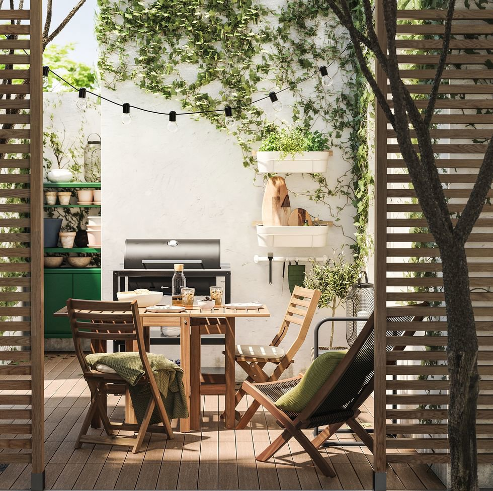 Terraza de madera con mesas y sillas