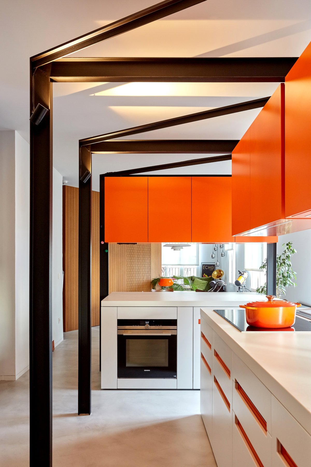 Cocina moderna con muebles en naranja