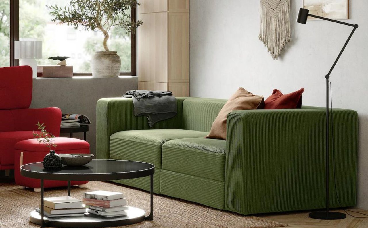 Sofá modular de IKEA en color verde, el artículo más vendido esta temporada. 