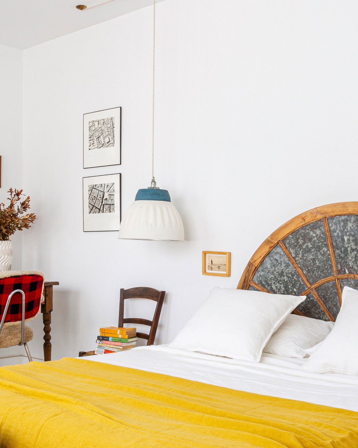 Dormitorio de elementos vintage y vivos colores
