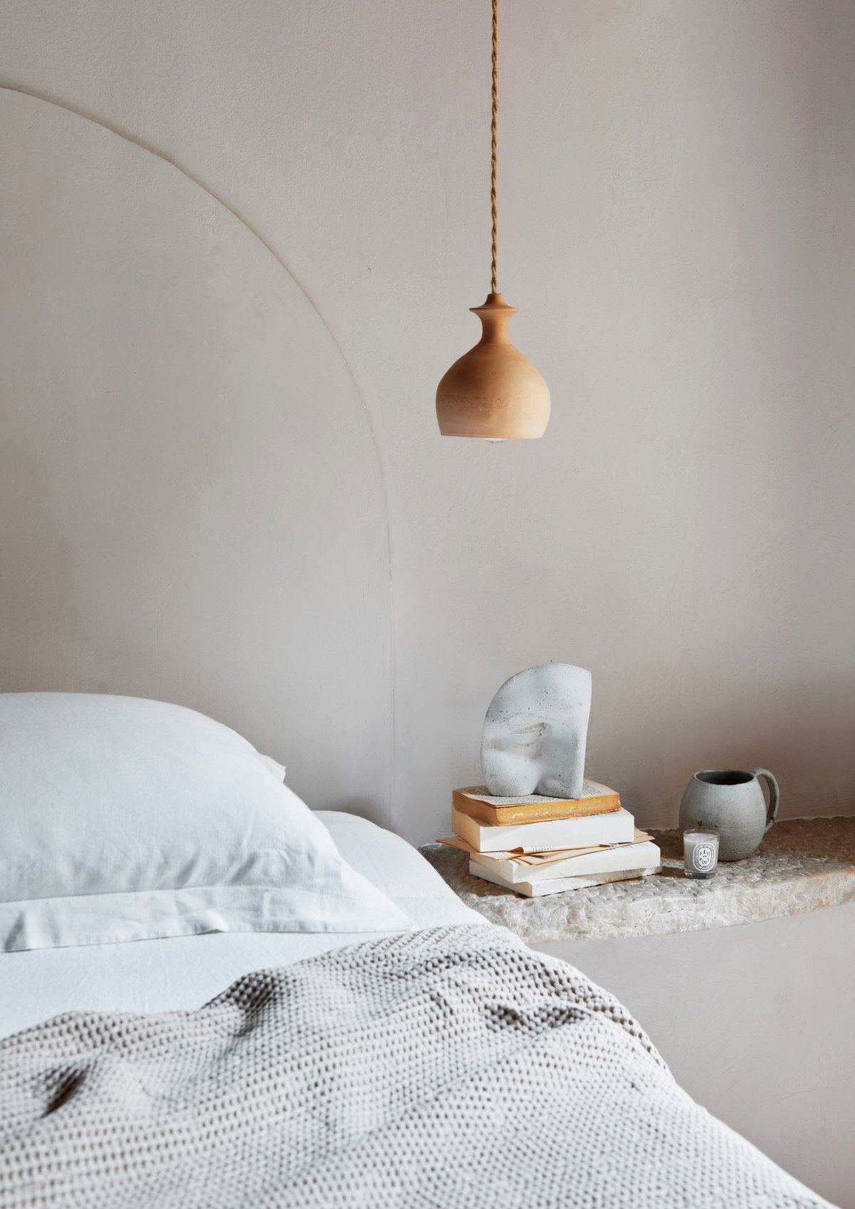 Dormitorio sencilla con piedra en forma de repisa y tonos grises