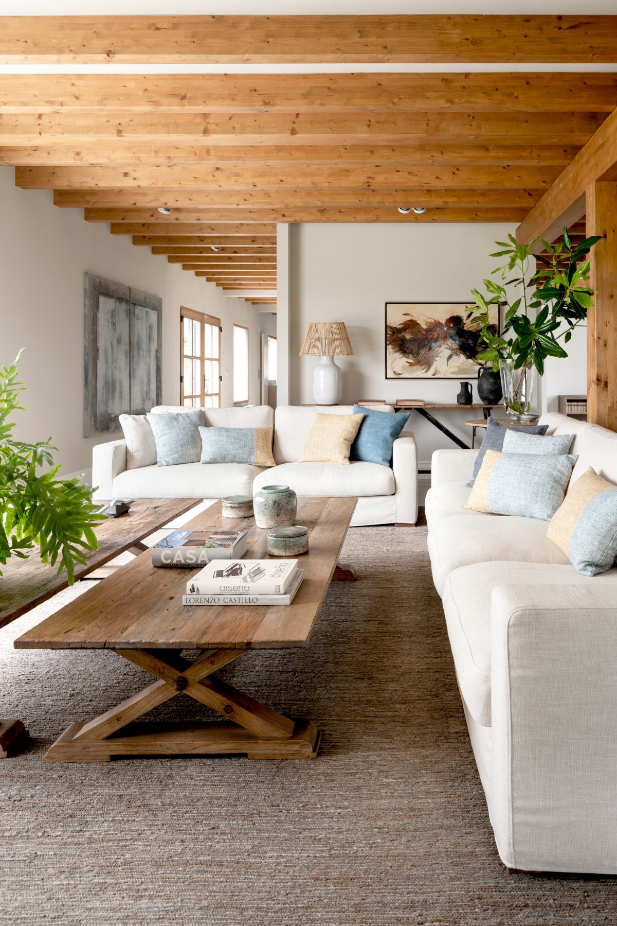 Salón rústico con dos sofás en tonos beige