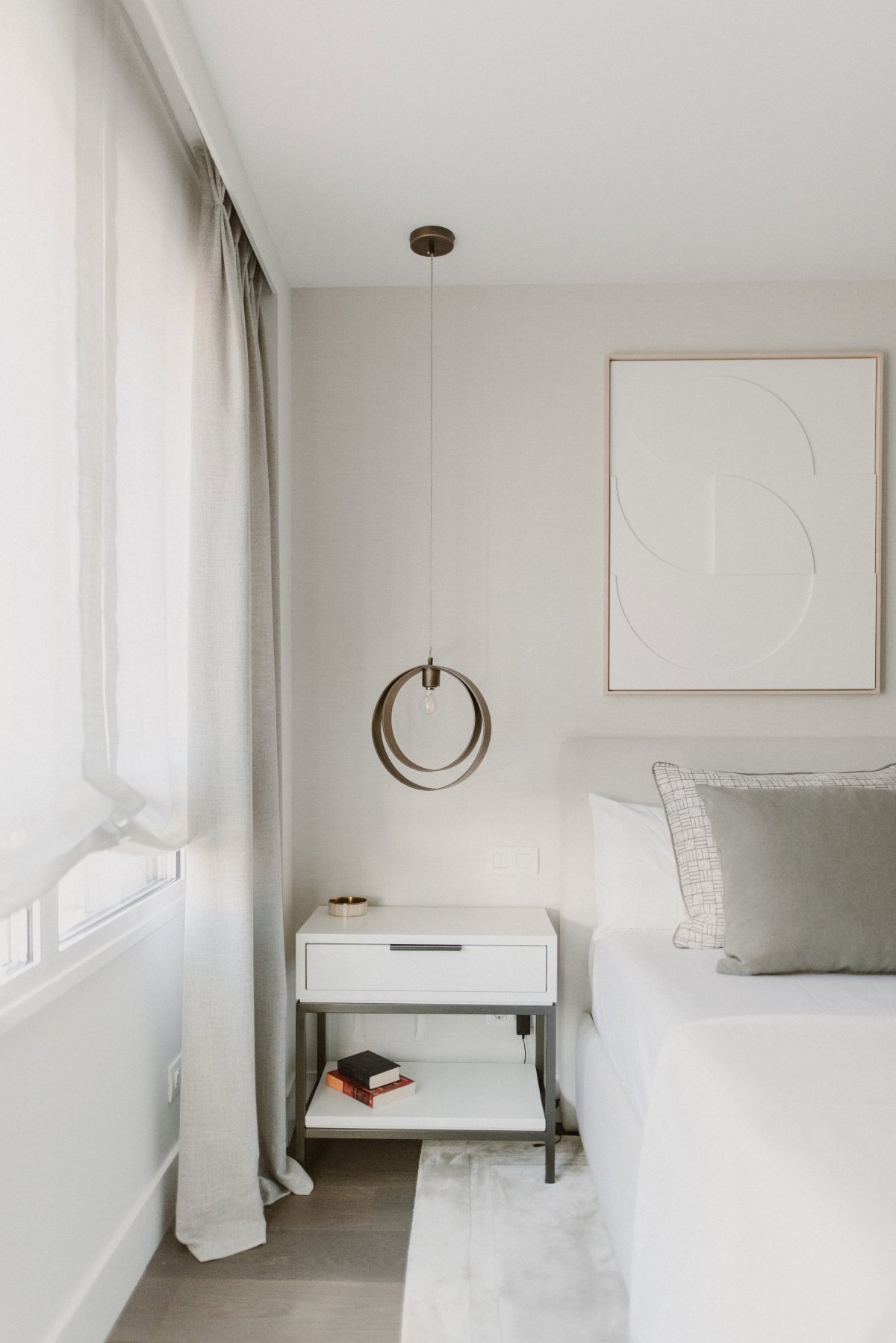 Dormitorio en tonos beige y blanco