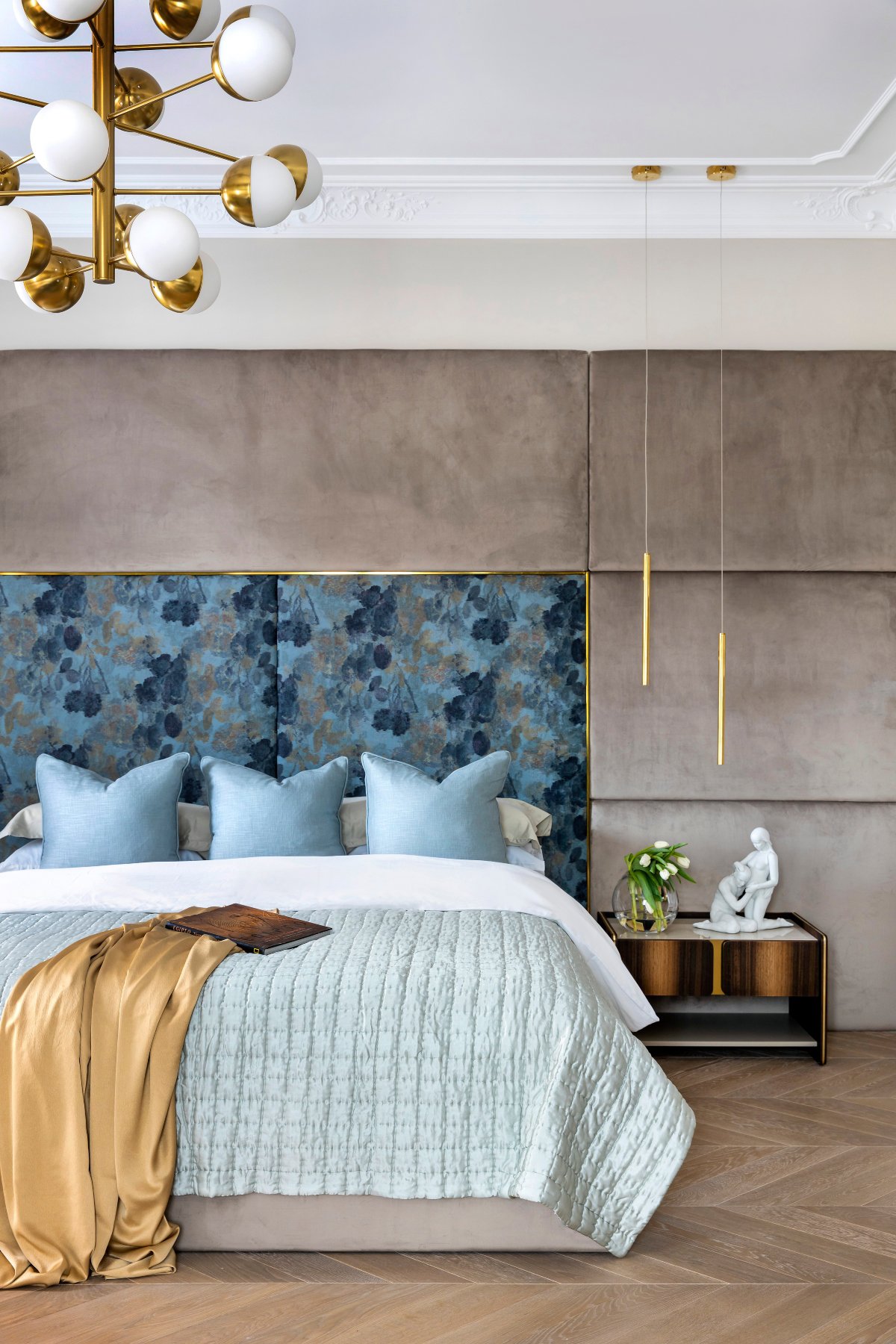 Dormitorio elegante en tonos azules y dorados