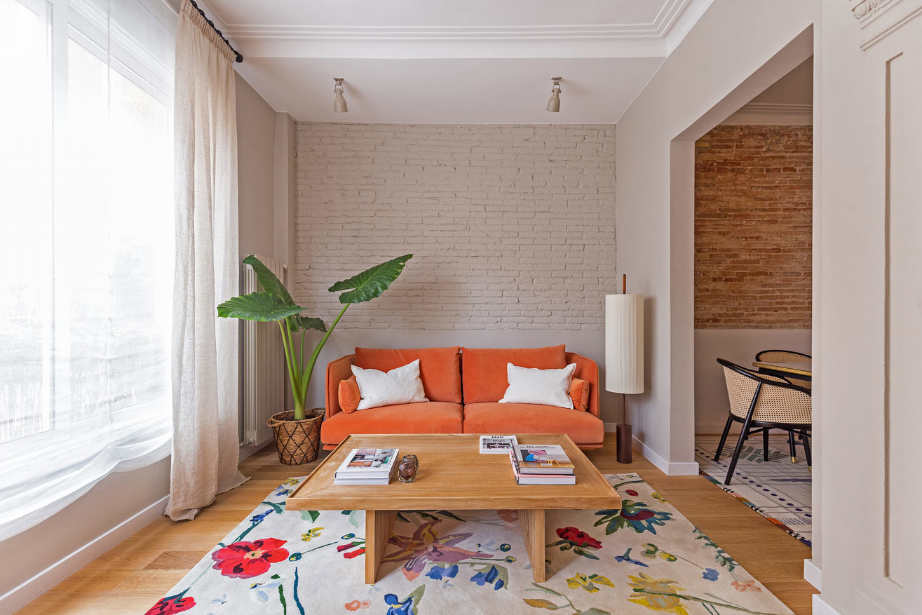 Salón sofá naranja vibrante efecto buena cara