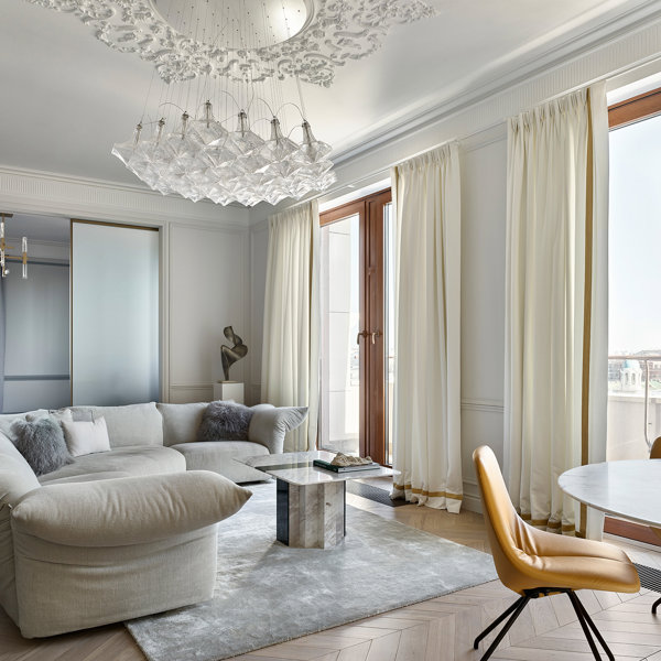 Un piso clásico con toques parisinos y arte contemporáneo que mira al skyline urbano