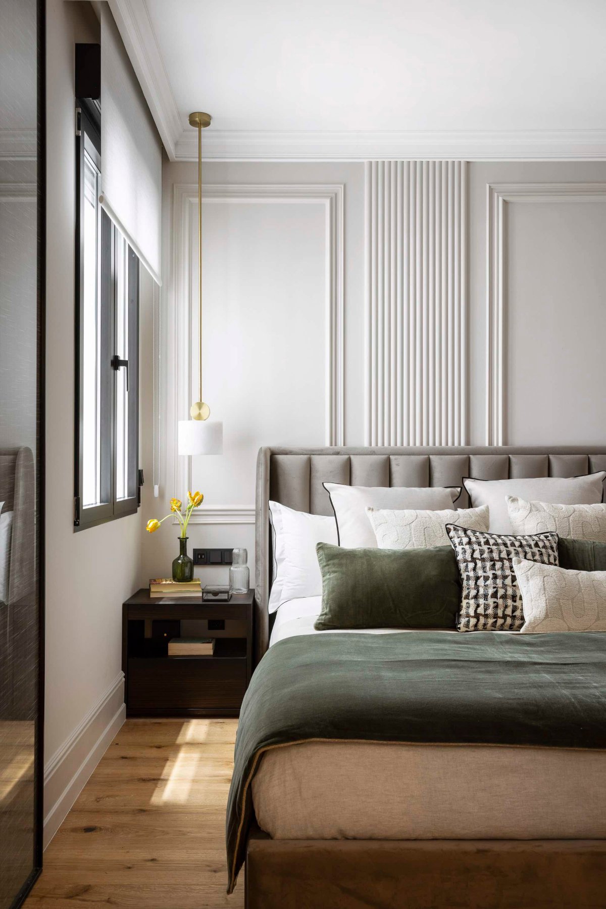 Dormitorio con molduras clásicas y paredes en gris