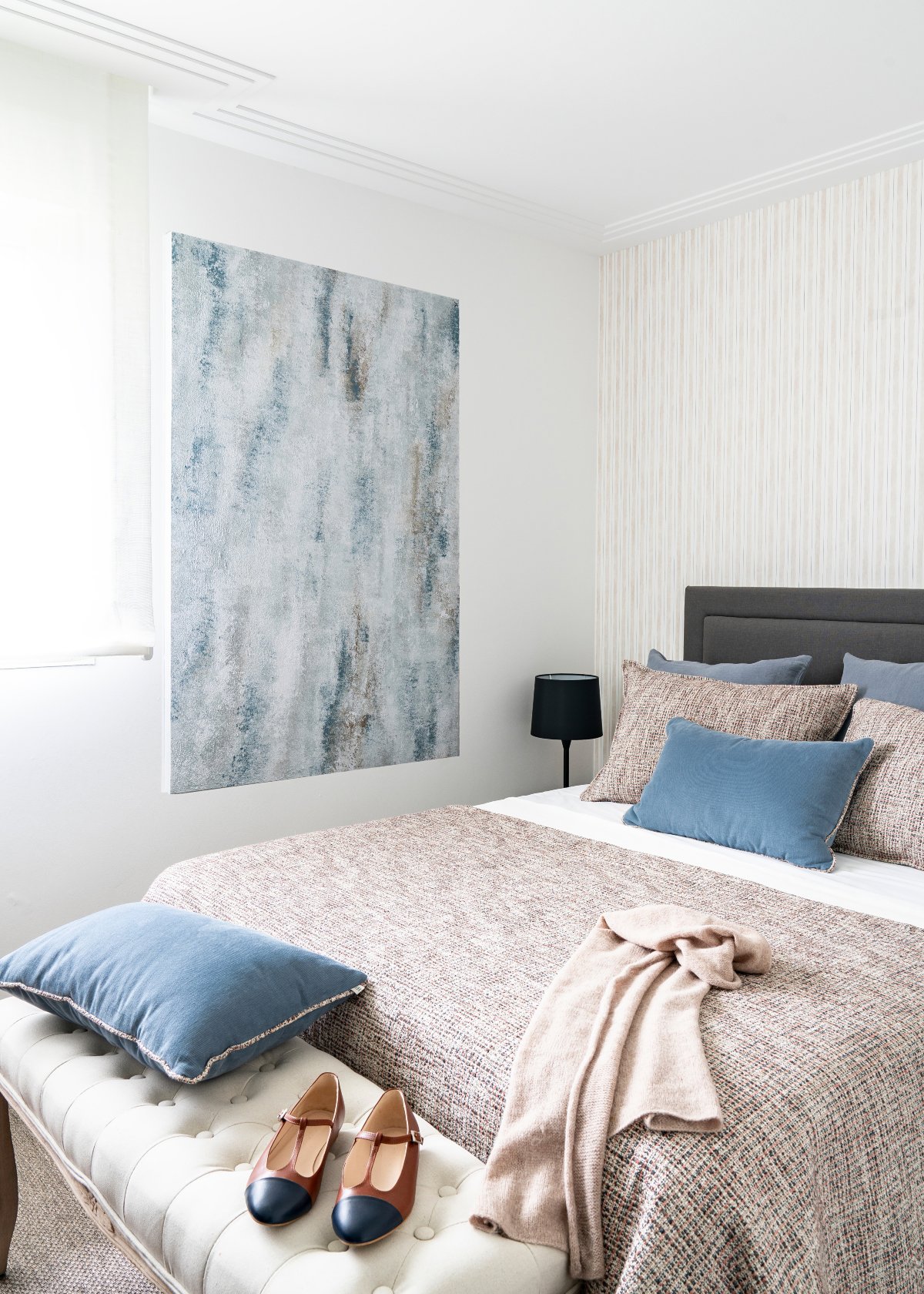 Dormitorio con cuadro en tonos azules claros