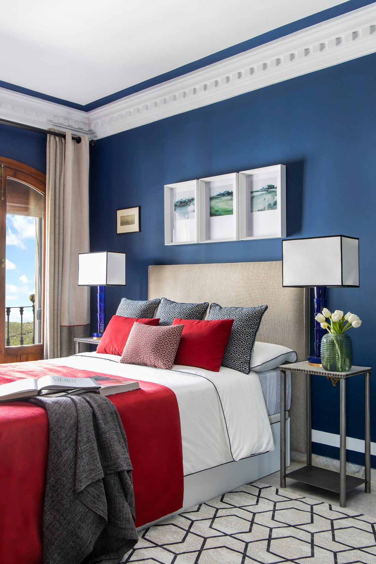 Dormitorio con techo blanco y paredes azules