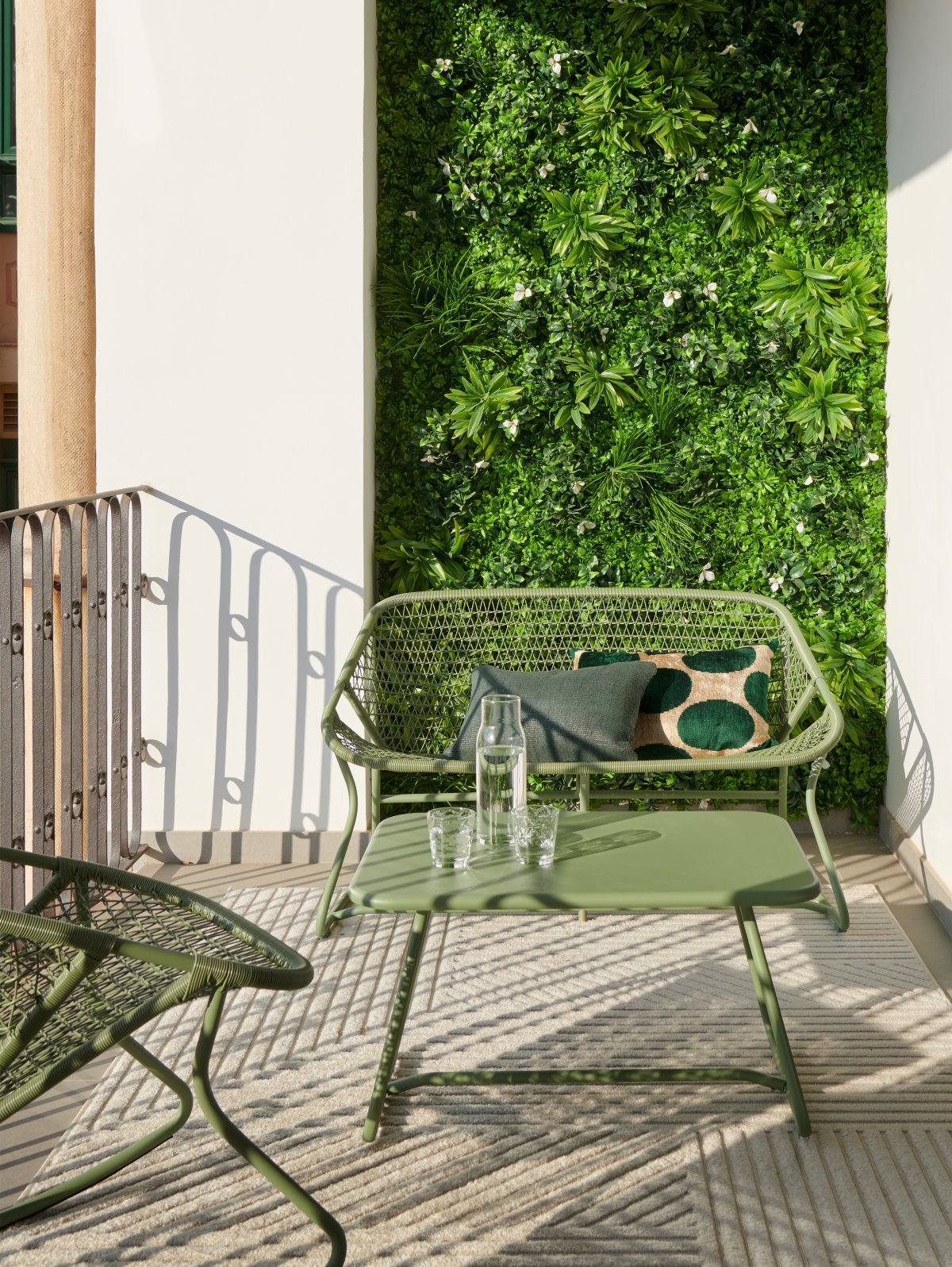 Terraza con jardín artificial vertical