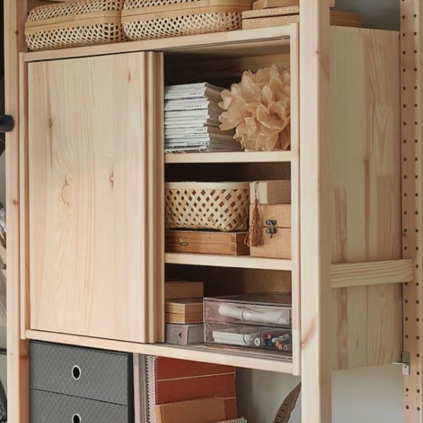 Este pequeño armario de madera con puertas correderas de IKEA es el básico perfecto para una casa rústica y acogedora