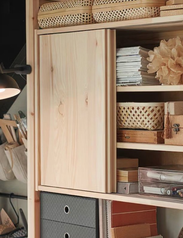 Este pequeño armario de madera con puertas correderas de IKEA es el básico perfecto para una casa rústica y acogedora