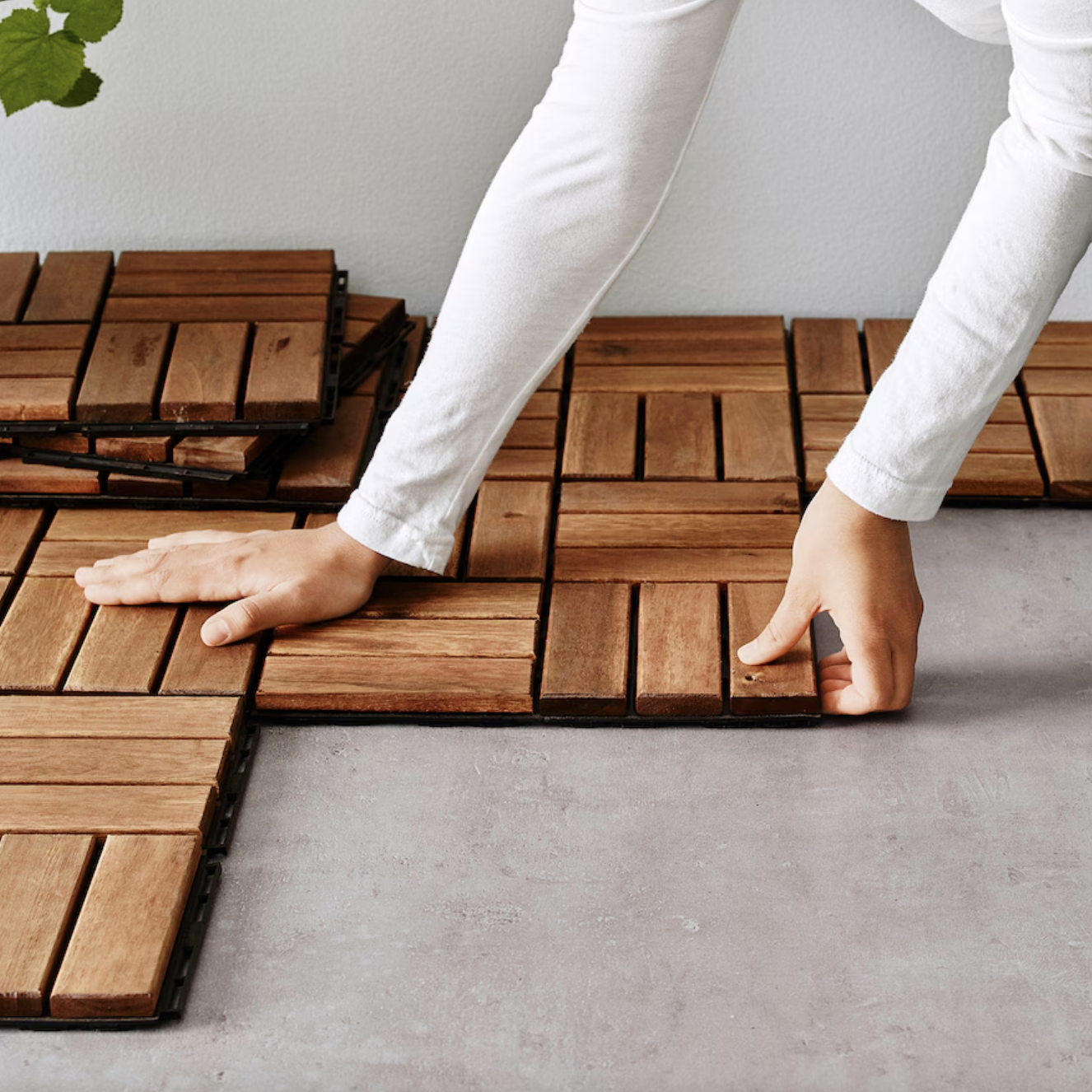 RUNNEN es el suelo de madera fácil de montar de IKEA.