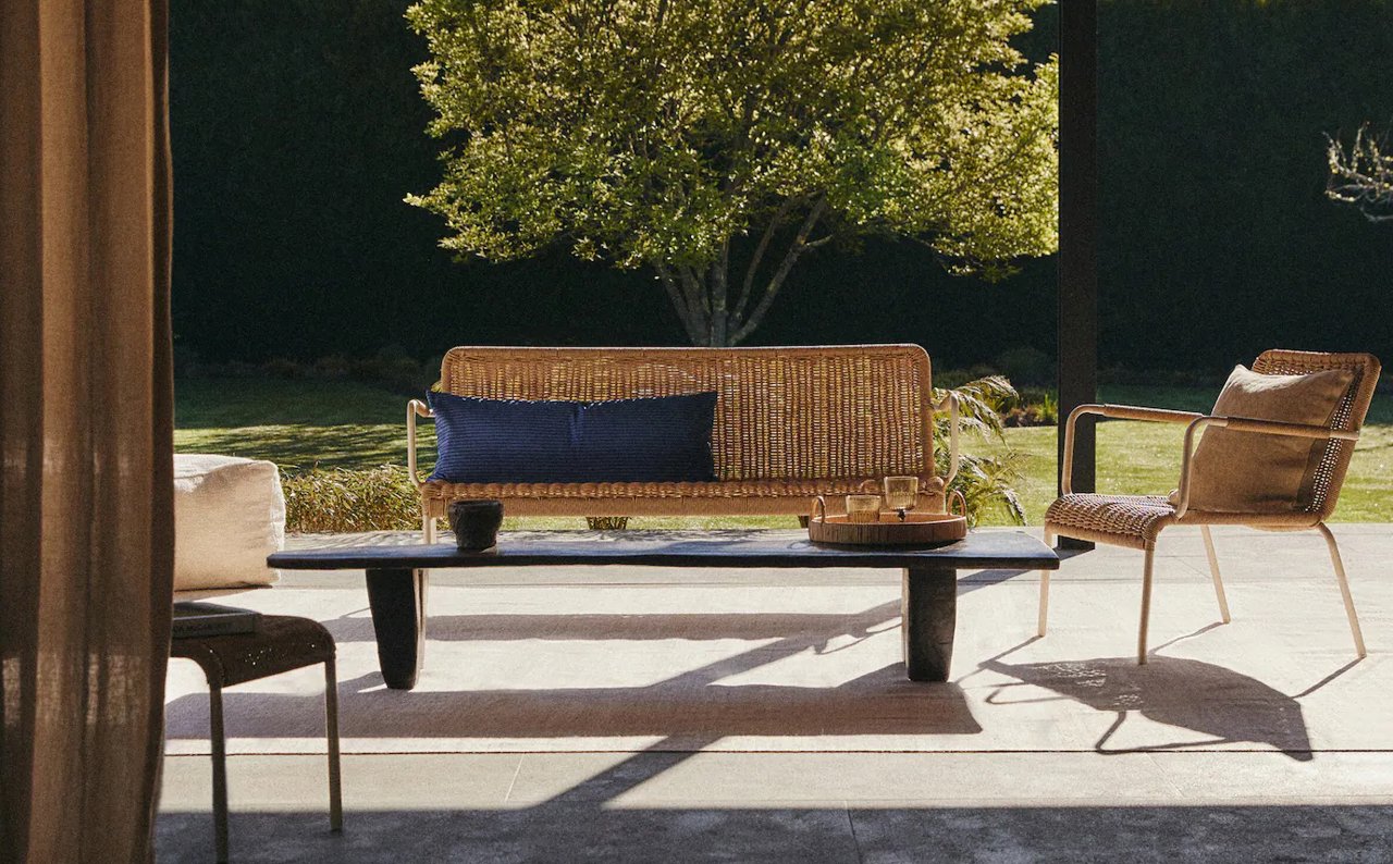 Una terraza de tendencia con la nueva colección de Zara Home para primavera-verano 2024