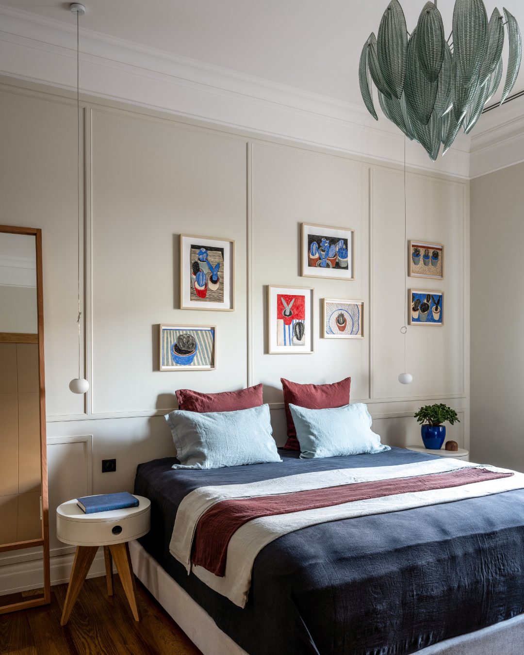 Dormitorio en tonos azules, blancos y rojos