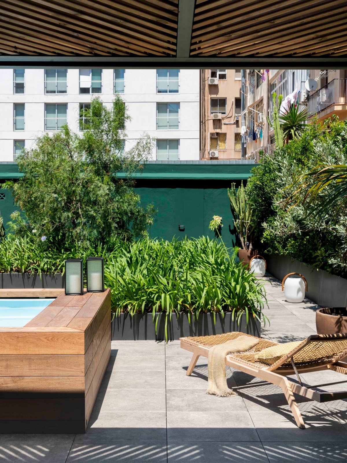 Terraza urbana en verde, madera y con piscina