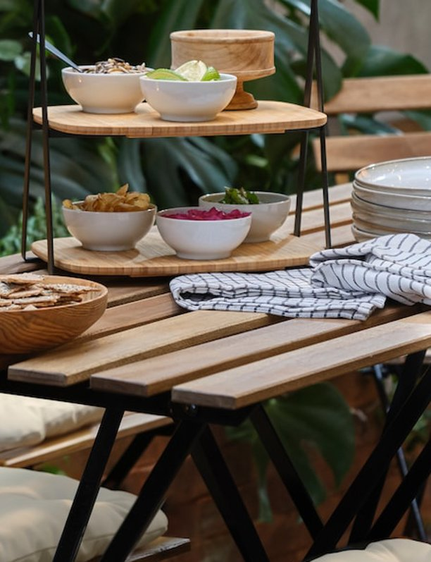 La nueva mesa plegable y resistente de IKEA es la solución a la falta de espacio en balcones pequeños
